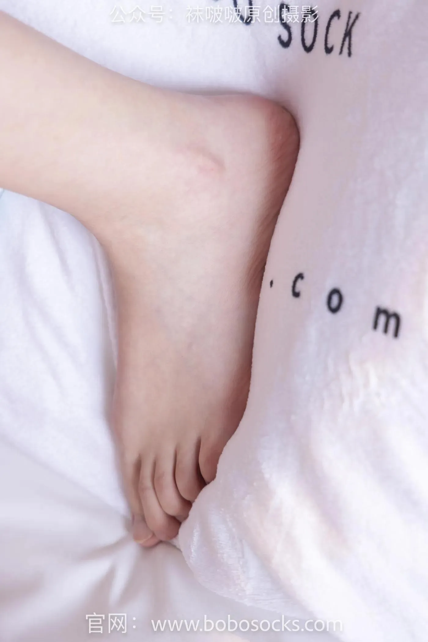 [BoBoSocks袜啵啵]NO.136 小甜豆-高跟长靴、白棉袜、裸足 [200P]插图2
